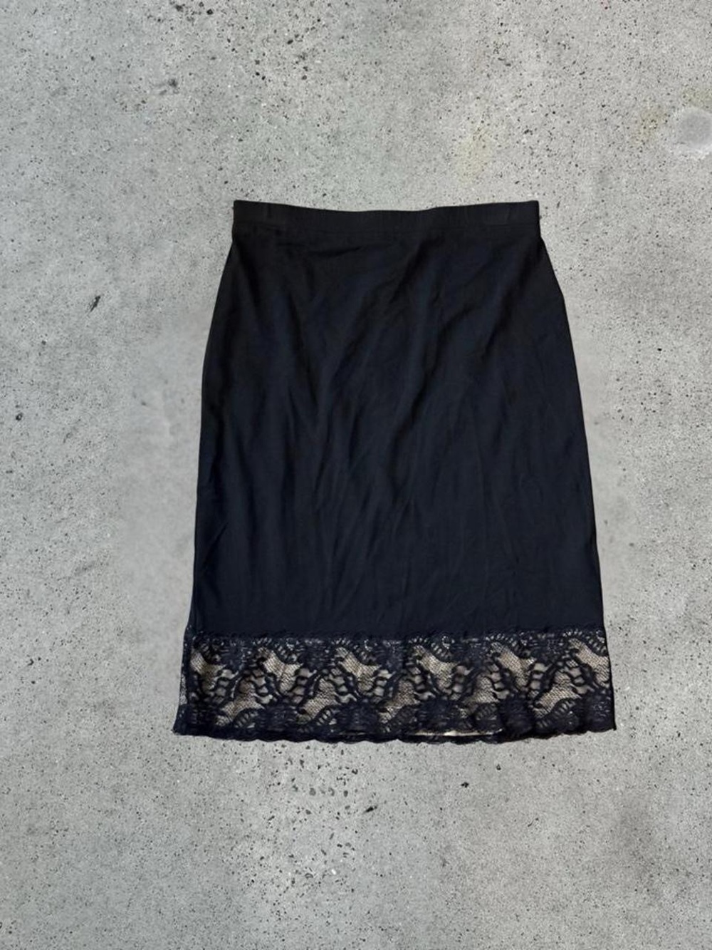2000s black midi skirt with lace trim